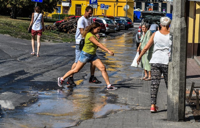 Woda spłynęła w kierunku centrum miasta