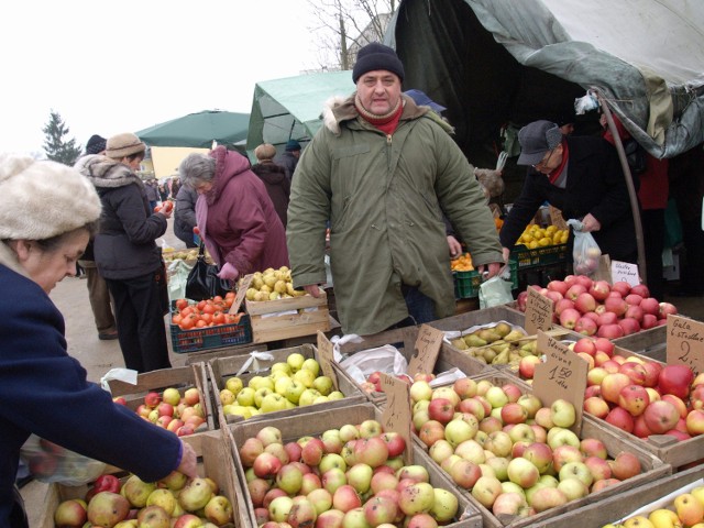 Andrzej Jerenkiewicz oferował wczoraj owoce po szokująco niskich cenach.