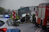 Wypadek w Komornie. Autobus wiozący dzieci zderzył się z samochodem osobowym. Jedna osoba nie żyje