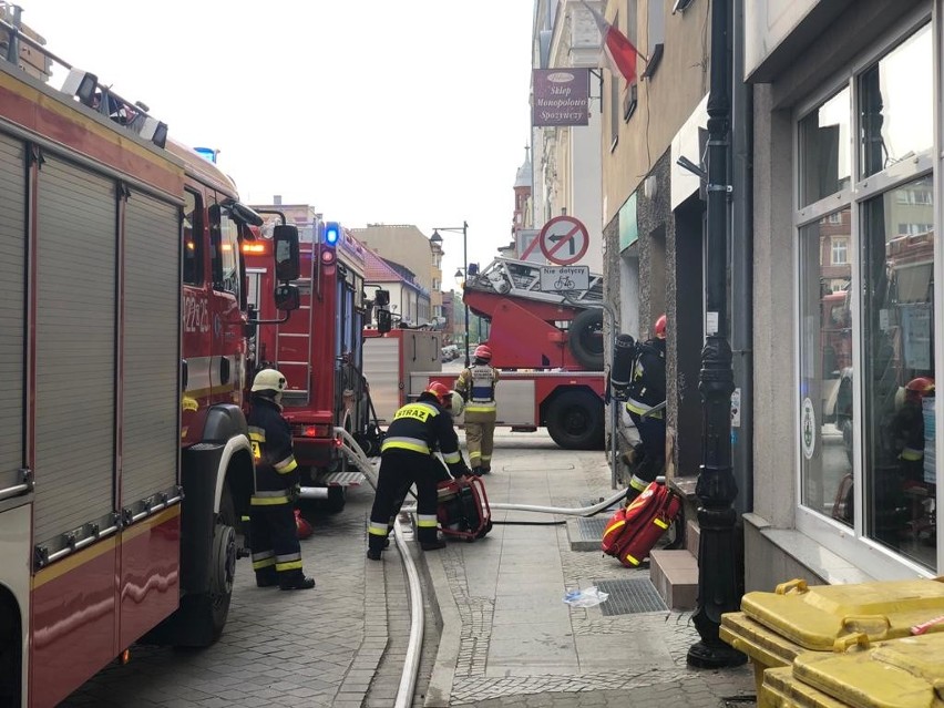 Pożar na Rynku w Koźlu. Ogień pojawił się w kotłowni. Strażacy ewakuowali część mieszkańców