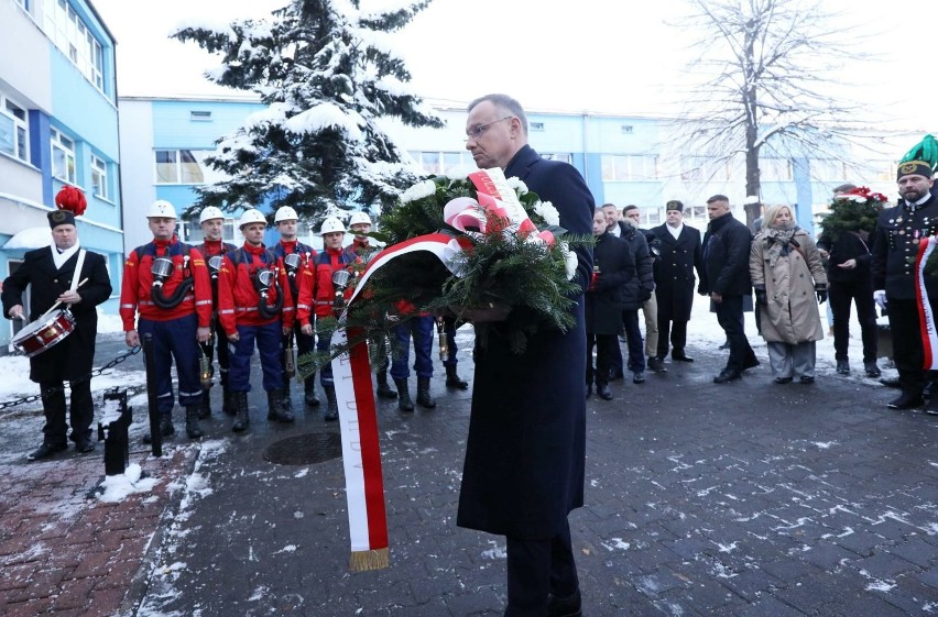 Prezydent o godzinie 13.30 złożył kwiaty pod pomnikiem św....