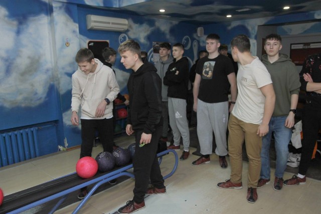 Uczniowie Technikum Szkoły Mundurowej w Chełmnie integrowali się grając w kręgle