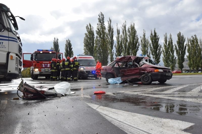 Wypadek na skrzyżowaniu ul. Dąbrowskiego i Lodowej. Ciężarówka zderzyła się z samochodem osobowym [FILM, zdjęcia]