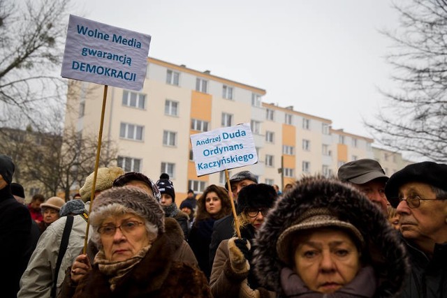 KOD Białystok na Rynku Kościuszki i Młodzież Wszechpolska przed siedzibą firmy BiaVita Polska. Będą manifestować