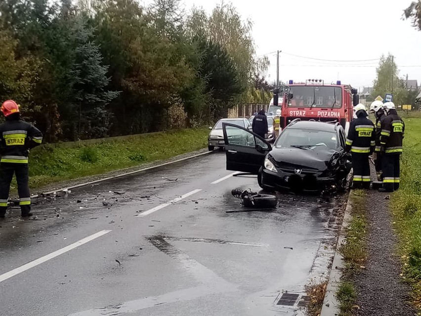 Zablokowana droga wojewódzka Kraków-Skała. Wypadek i dwie osoby ranne, jeden z kierowców był nietrzeźwy