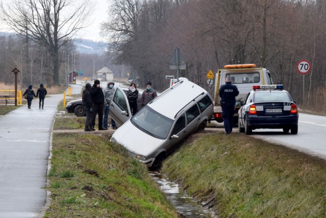 Samochód pijanego kierowcy zjechał do rowu. Na szczęście nikomu nic się nie stało