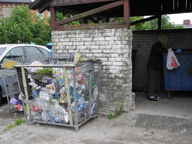 Mieszkańcy zwlekają ze złożoniem deklaracji śmieciowej, a Cewice oddzieliły przetargi na śmieci segregowane i nie. Fot. Sylwia Lis 