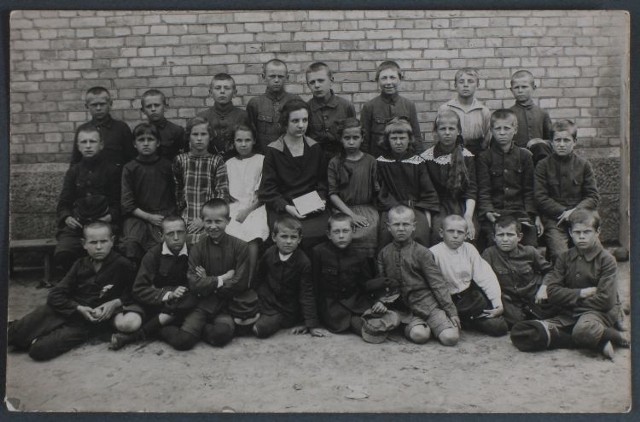 Początek roku szkolnego, około 1930 r. Ze zbiorów Muzeum Podlaskiego w Białymstoku.