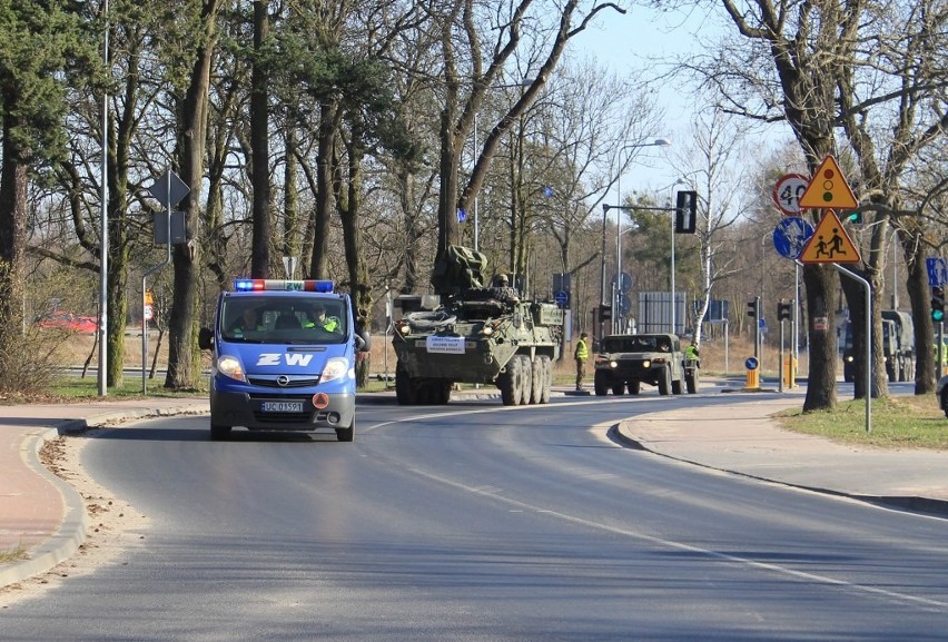 Żołnierze są eskortowani przez polską Żandarmerię Wojskową....