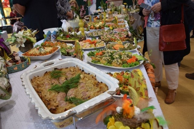 Żurek, pasztety, mazurki, babki, faszerowane jajka, biała kiełbasa, wędliny – od takich potraw uginają się zawsze prezentowane stoły wielkanocne w powiecie sępoleńskim.