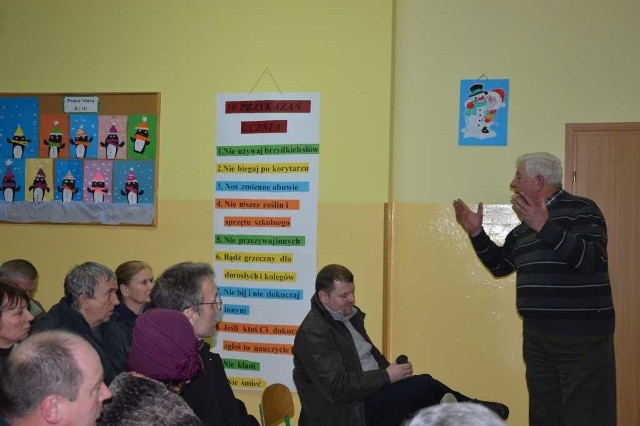 Zebranie wiejskie w Lipiu w sprawie przyłączenia wsi do Starachowic.