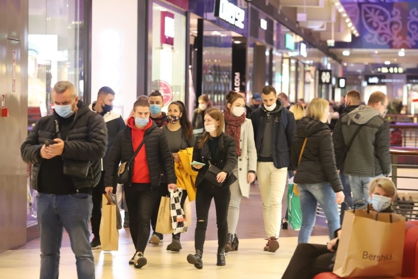 Zakupy jak przed świętami - ruch w galeriach handlowych przed sobotnim lockdownem. ZDJĘCIA