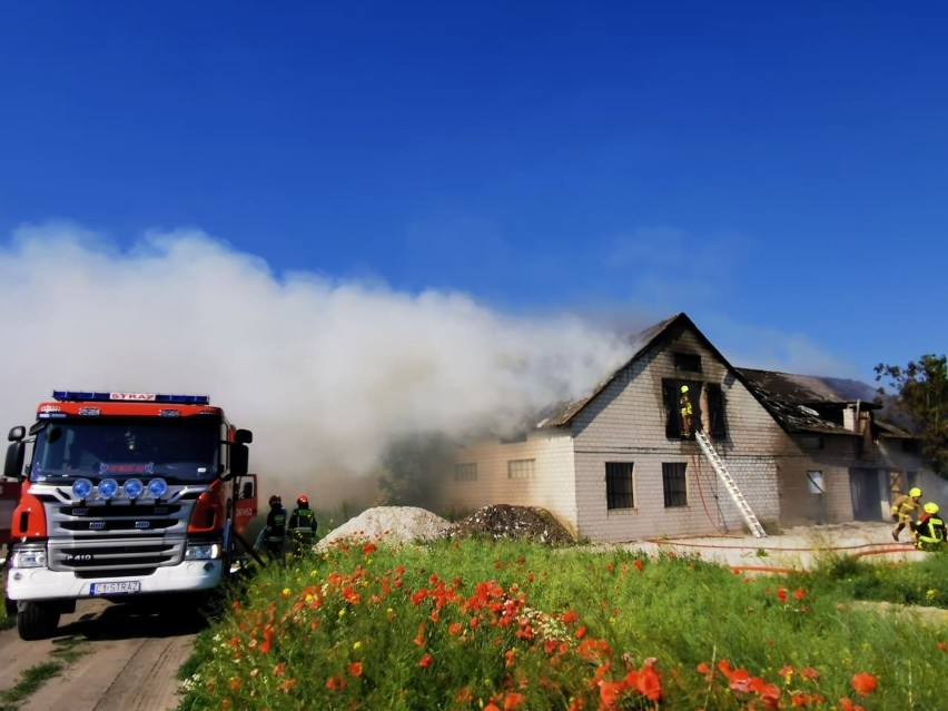 Duży pożar budynku pod Włocławkiem. 11 zastępów walczyło z ogniem [zdjęcia]