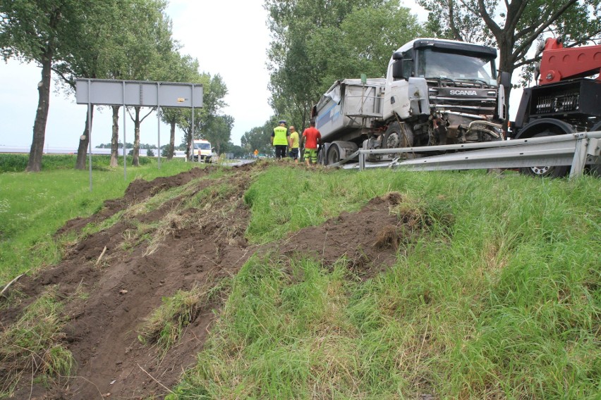 Zderzenie dwóch ciężarówek na DK8. Jedna wpadła do rowu [ZDJĘCIA]