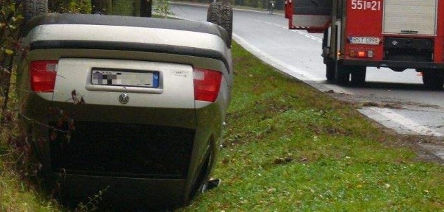 VW passat dachował na poboczu.