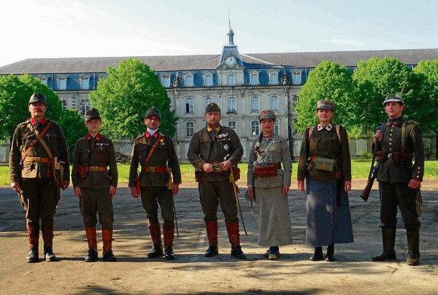 Krakowianie przed koszarami Miribel w Verdun