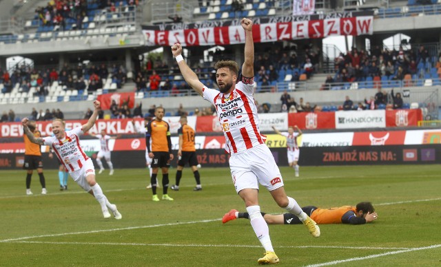 Resovia Rzeszów wygrywa z Chrobrym Głogów 3:0.