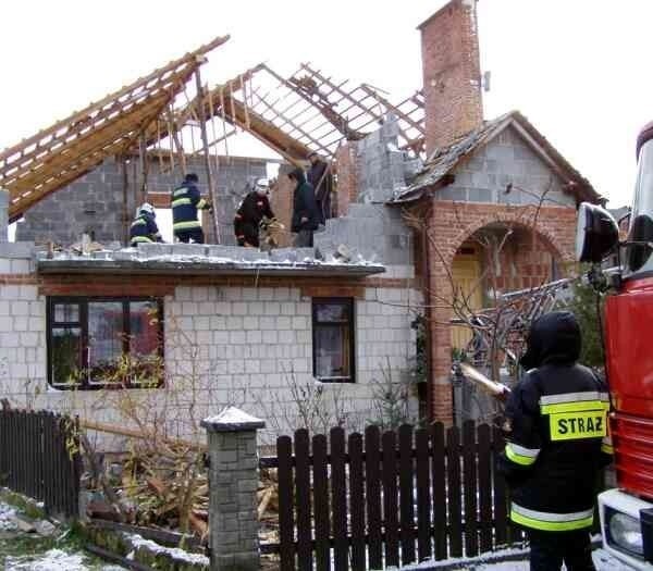 W Jastkowicach strażacy pomagali usunąć zniszczony dach.