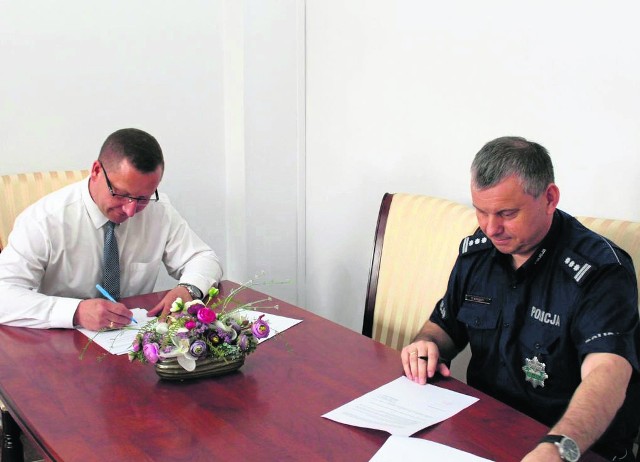 Burmistrz Mariusz Piątkowski (od lewej) przy podpisywaniu porozumienia z insp. Dariuszem Borowcem, komendantem Komendy Powiatowej Policji w Golubiu-Dobrzyniu.