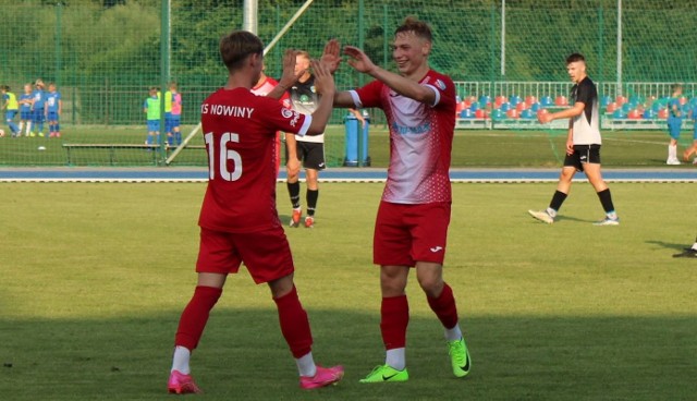 Od lewej: Wiktor Wilk i Mateusz Kawecki - bohater meczu GKS Zio-Max Nowiny - Stal Kunów.