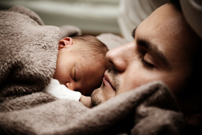 Od stycznia do maja 2021 roku blisko 3,4 tysiące ojców z...