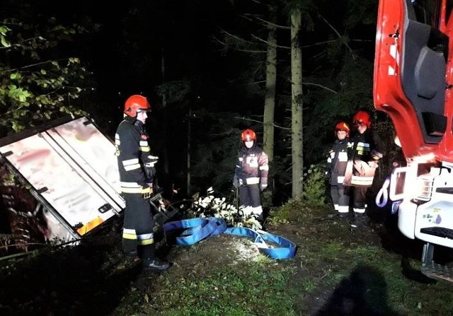 Strażakom nie udało się niestety wydobyć samochodu