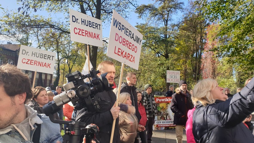 Protest antyszczepionkowców w Łodzi! Przeciwnicy szczepień pod Okręgową Izbą Lekarską. Manifestują w obronie Huberta Czerniaka ZDJĘCIA