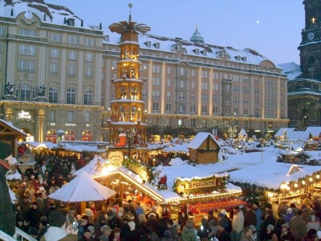 Co roku do Drezna przybywają miliony turystów, aby spróbować regionalnych przysmaków i poczuć świąteczną atmosferę. Ich podziw budzi zwłaszcza 14-metrowa drewniana piramida. 