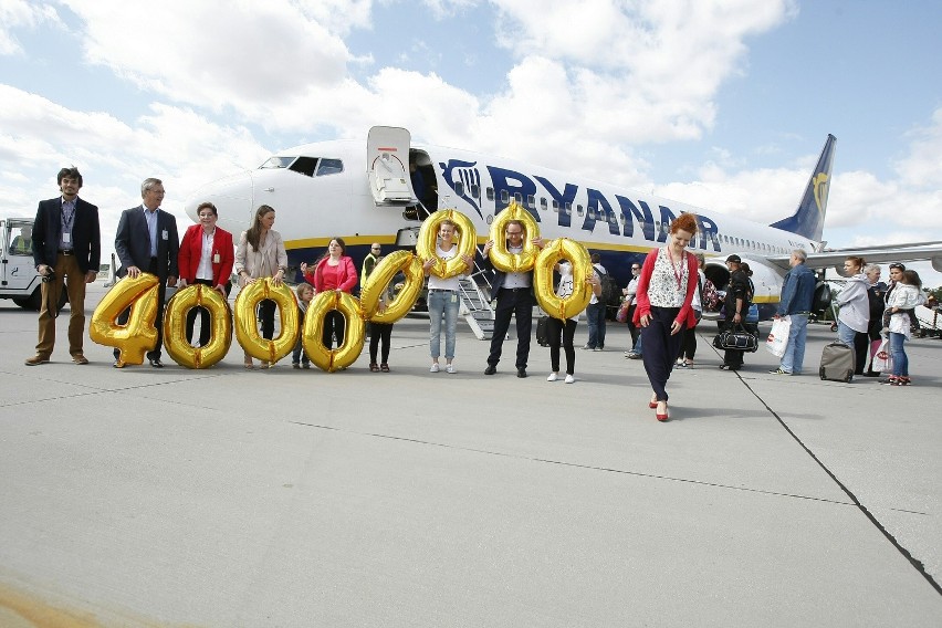 Lotnisko w Łodzi. 40-milionowy pasażer linii Ryanair poleciał z Łodzi do Anglii [ZDJĘCIA]
