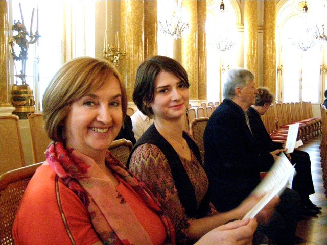 Olga - z prawej - i Barbara Woźniak- Sołtyska, zastępca dyrektora do spraw artystycznych Zespołu Szkól Plastycznych podczas uroczystości.