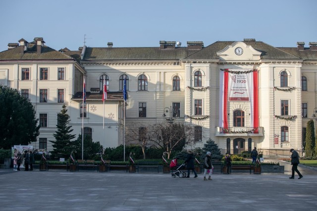 W mieście coraz bardziej czuć klimat zbliżającego się święta z okazji 100. rocznicy odzyskania przez Bydgoszcz niepodległości. Biało-czerwone barwy pojawiły się na budynku ratusza