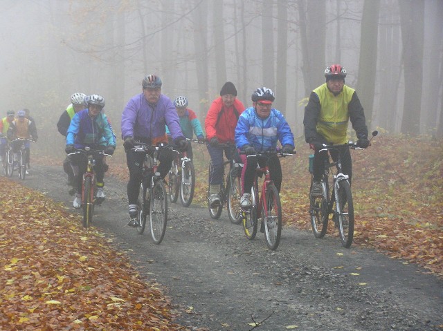 Zapalonym rowerzystom nie straszna mgła ani listopadowy chłód. W Dzień Niepodległości ruszą na trasę z Torunia do Gniewkowa i wrócą do grodu Kopernika - w sumie to 45 kilometrów