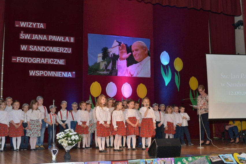 Jan Paweł II w Sandomierzu – fotograficzne wspomnienia z wizyty. Finał konkursu z pięknymi występami (WYNIKI, ZDJĘCIA)