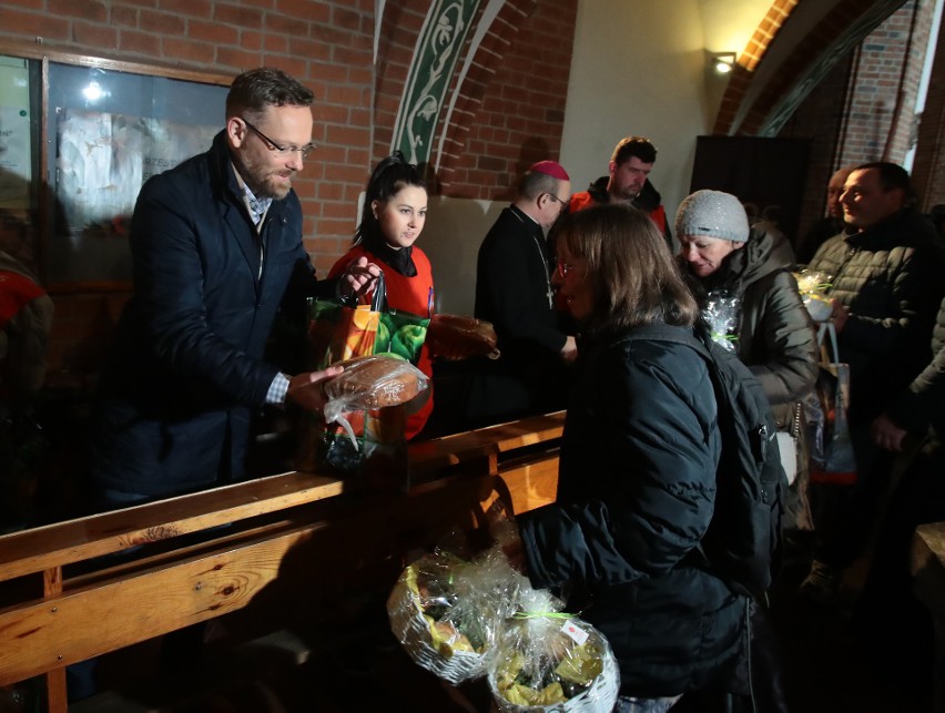 Święconka Jakubowa w szczecińskiej katedrze. Koszyczek z pokarmami do święcenia i paczka dla ubogich i bezdomnych [ZDJĘCIA]