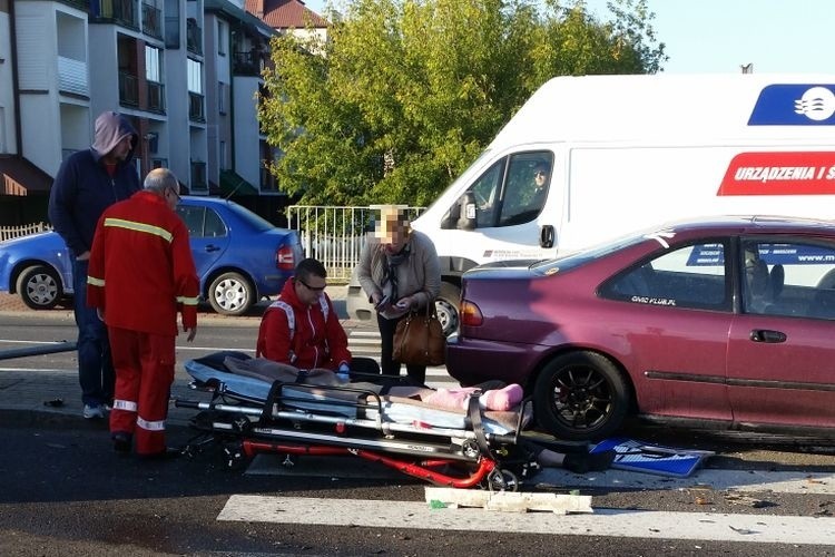 Wypadek Antoniuk Fabryczny - Jarzębinowa. Po zderzeniu hondy z polonezem, kierowca wypadł z auta (zdjęcia)