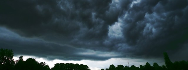 Przewidywane są burze, lokalnie z opadami gradu. Możliwy jest również silny wiatr do 100 km/h.