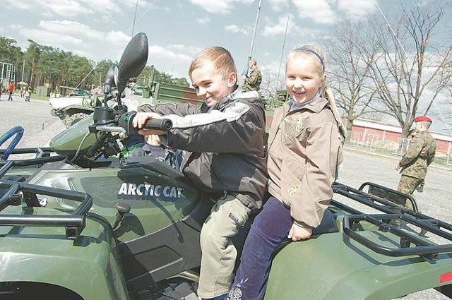 Kacper Ciuba i Paulina Pogorzelska w wojskowym quadzie