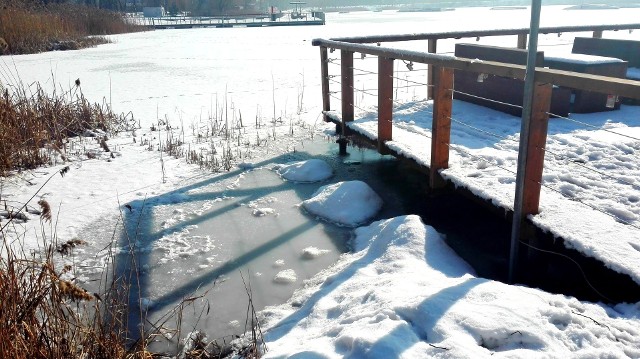 Zima na Stawikach. Staw zamarznięty. Spacerowicze korzystają z pięknej pogody