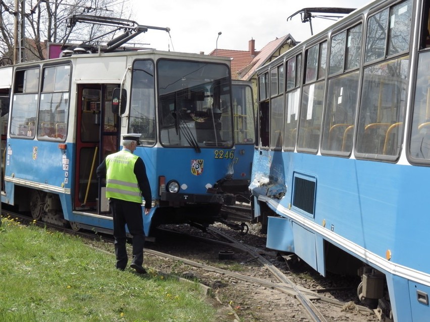 Wrocław: Zderzenie tramwajów na Żmigrodzkiej (ZDJĘCIA)