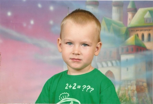 Hubert Jakubiak, mieszka w Czerwinie. Ma 3 latka, jest wesołym i energicznym chłopcem. Lubi samochody, autobusy i traktory.