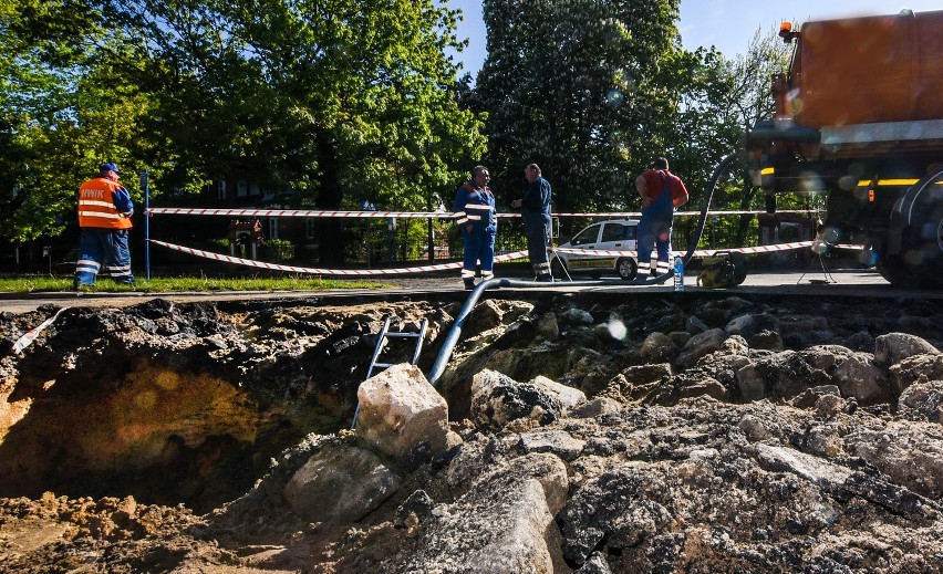 Przez całą noc mieszkańcy siedmiu okolicznych budynków byli...