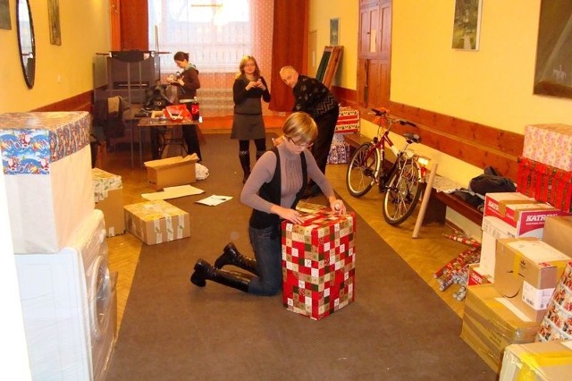 Wolontariusze opakowali wszystkie paczki w ozdobny papier, aby nadać im świąteczny charakter.
