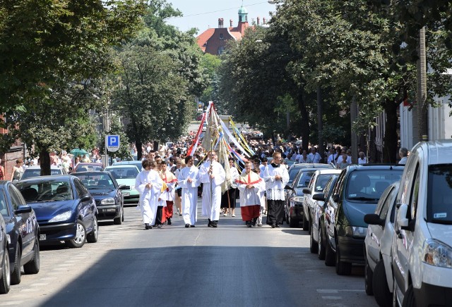 Uroczystość Najświętszego Ciała i Krwi Chrystusa, zwana Bożym  Ciałem jest jednym z głównych świąt obchodzonych  (dokładnie 60 dni po Wielkanocy) w Kościele katolickim. Z tej okazji ulicami Inowrocławia przeszły dziś (31 maja) procesje. Centralna (na zdjęciach), wspólna dla sześciu miejscowych parafii wyruszyła w południe spod kościoła Zwiastowania NMP. Wcześniej w świątyni tej mszę św. odprawił ks. bp. Krzysztof Wętkowski. Procesja przeszła ulicami: Laubitza, Plebanką, Toruńską, Solankową, Roosevelta do kościoła garnizonowego. 