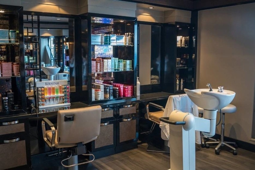 Sprawdziliśmy terminy w popularnych salonach fryzjerskich w...