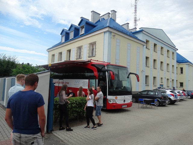 Akcja przy komendzie policji w Białobrzegach przyciągnęła kilkudziesięciu krwiodawców, dzięki czemu udało się zebrać 13 litrów krwi.