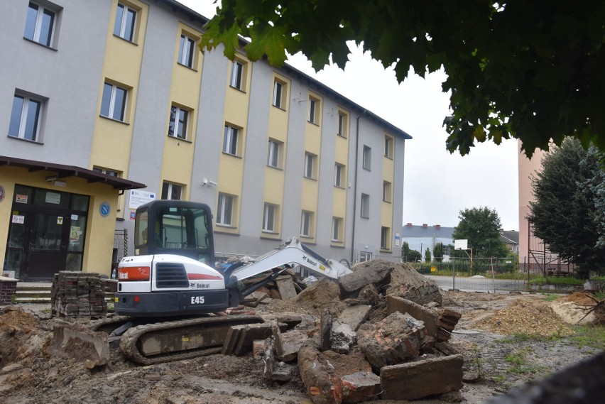 Plac przed szkołą w Rybniku Chwałowicach to plac budowy. A już 1 września rozpoczęcie roku szkolnego
