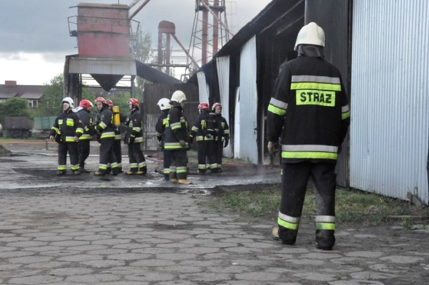 Pożar budynku byłego PGRu. Z ogniem walczyło 16 jednostek...