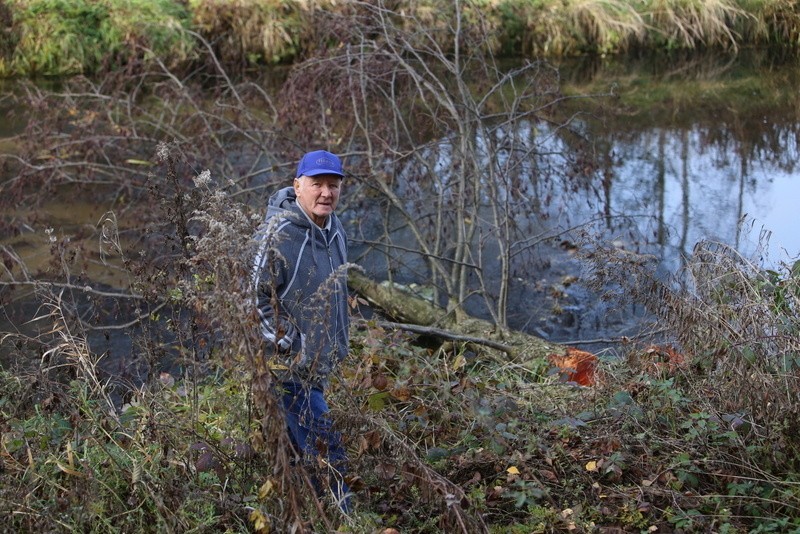 Kazimierz Sadowski pokazuje miejsca nad Przemszą, gdzie...