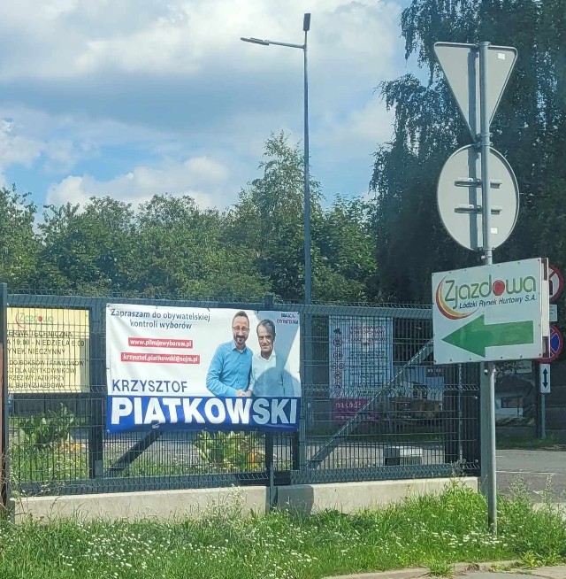 Baner z wizerunkiem posła Krzysztofa Piątkowskiego w towarzystwie Donalda Tuska, zawisł na ogrodzeniu Łódzkiego Rynku Hurtowego S.A., spółki, w której ponad 20 proc. udziałów ma miasto Łódź.