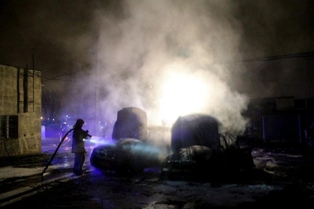Pożar samochodów na tyłach warsztatów samochodowych przy Nowodworskiej